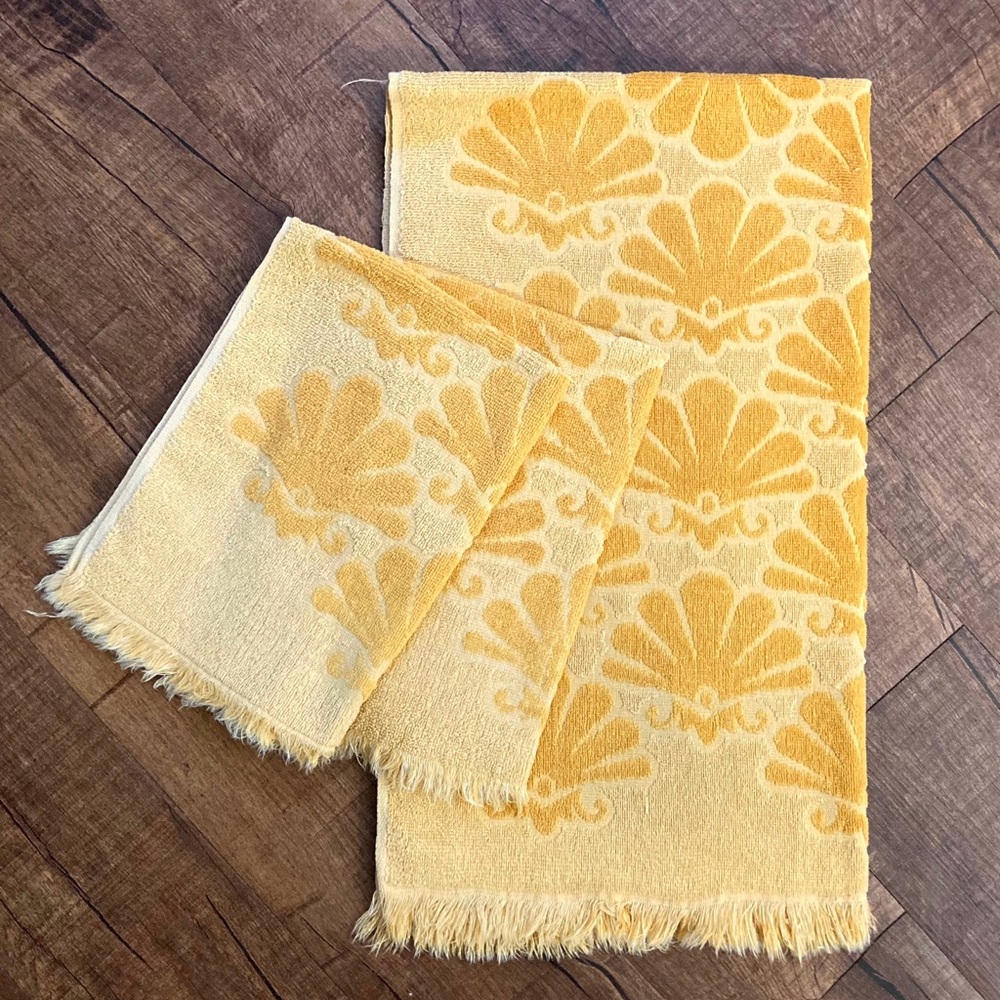 Vintage 70’s Fieldcrest Shell Pattern Three Piece Towel Set
